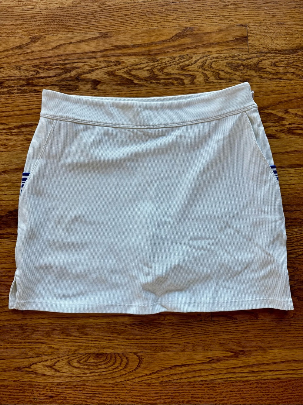 Vineyard Vines Woman’s White Golf Skirt, size Small.